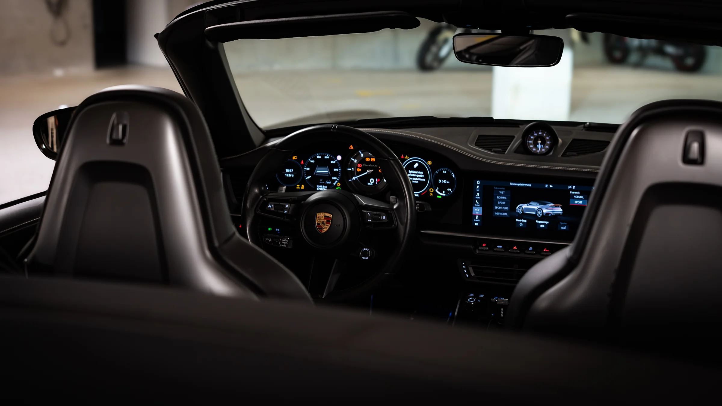 Cockpit zwischen den Sitzen fotografiert