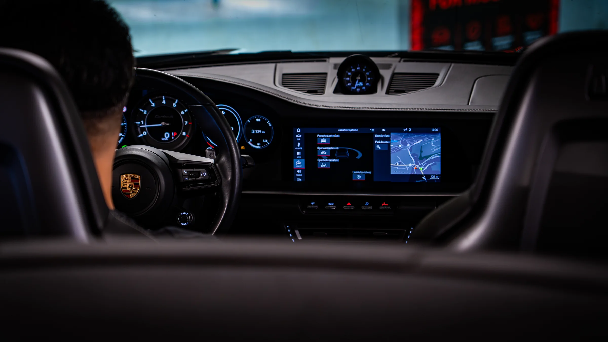 Cockpit mit Fahrer, Assistenzsysteme im Display