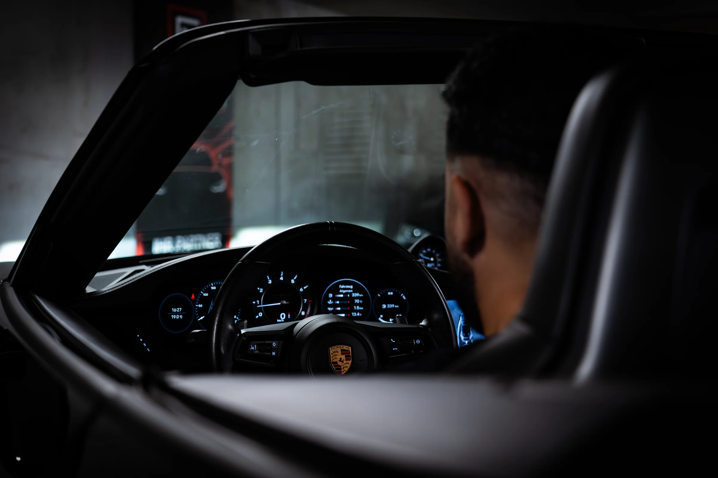 Blick über die Schulter des Fahrers ins Cockpit