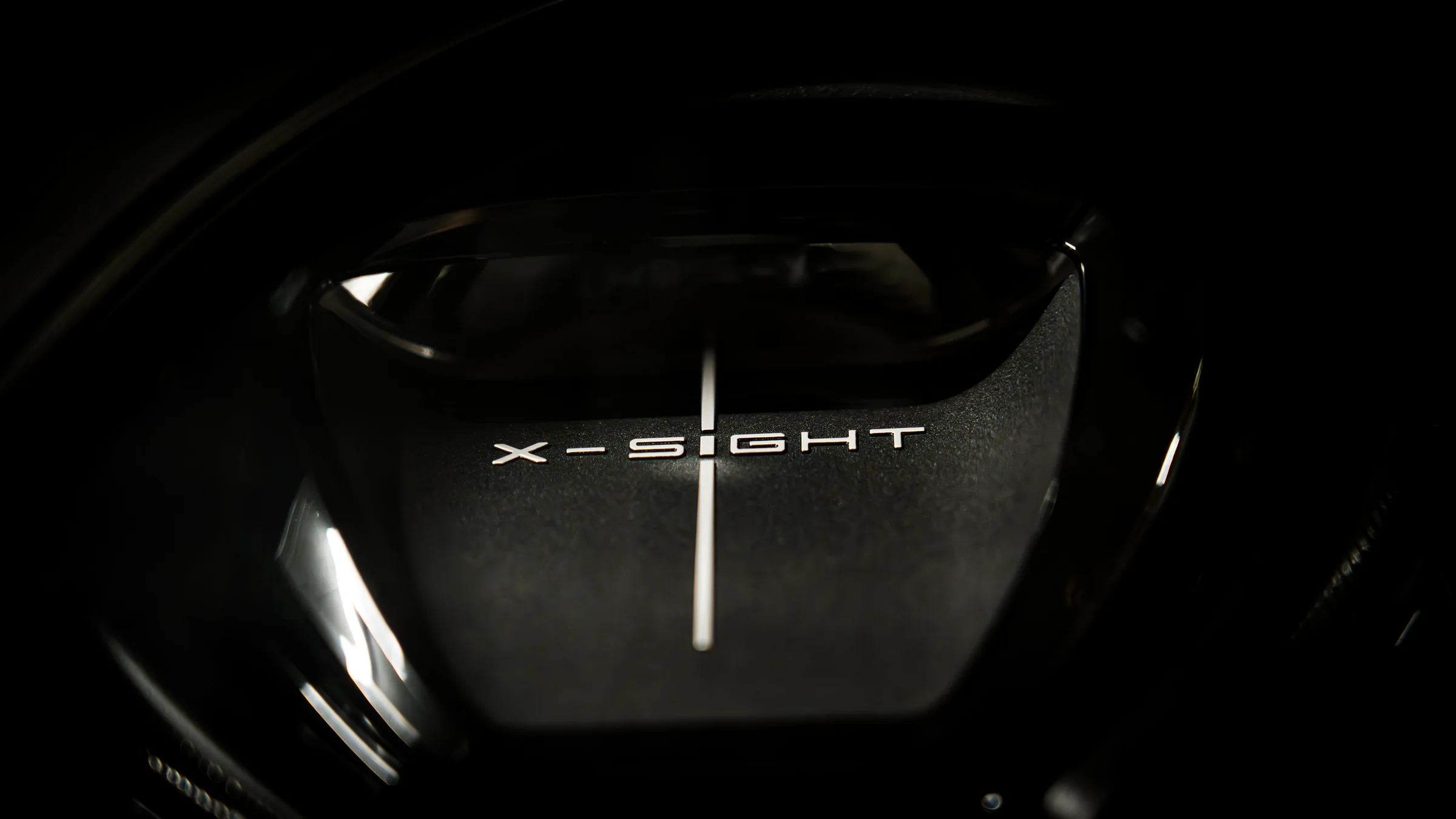 Motorabdeckung mit X-Sight-Schriftzug